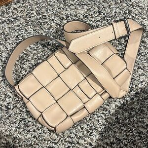 Sondra Robert’s crossbody bag